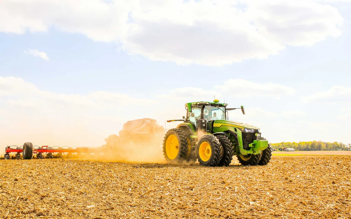 Tractor y maquinaria agrícola trabajando en el campo